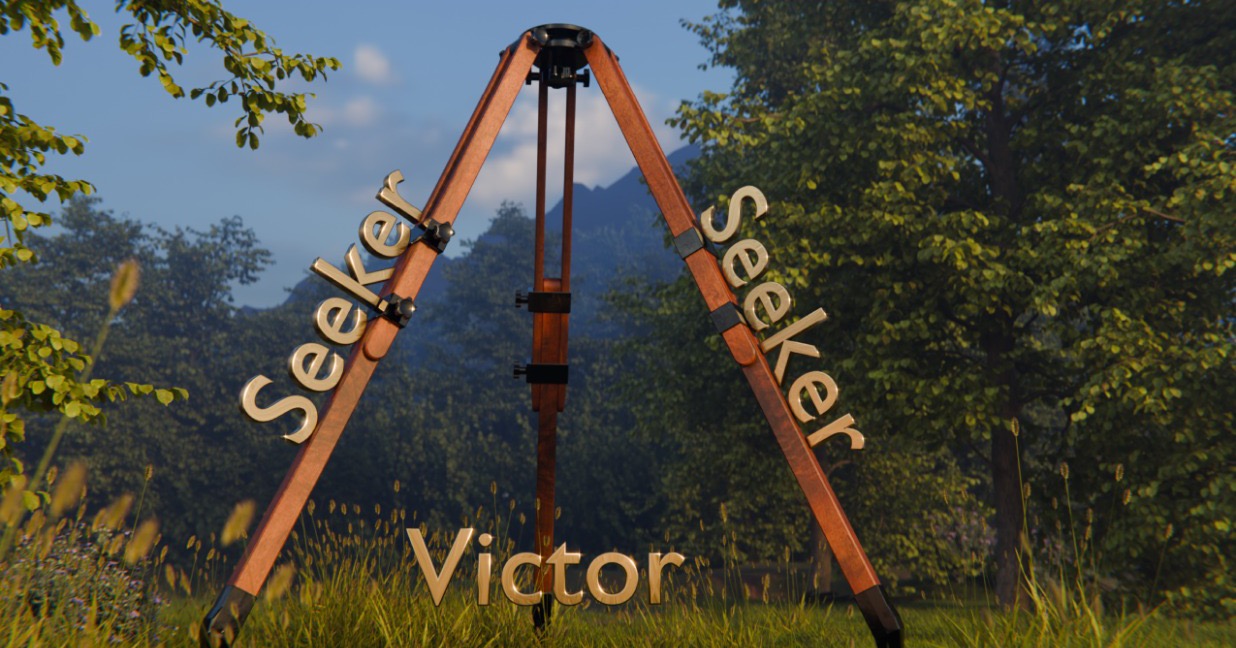 Ein hölzernes Stativ auf einer Waldlichtung. Die beiden vorderen Beine sind mit „Seeker“ beschriftet, das mittlere Bein mit „Victor“.